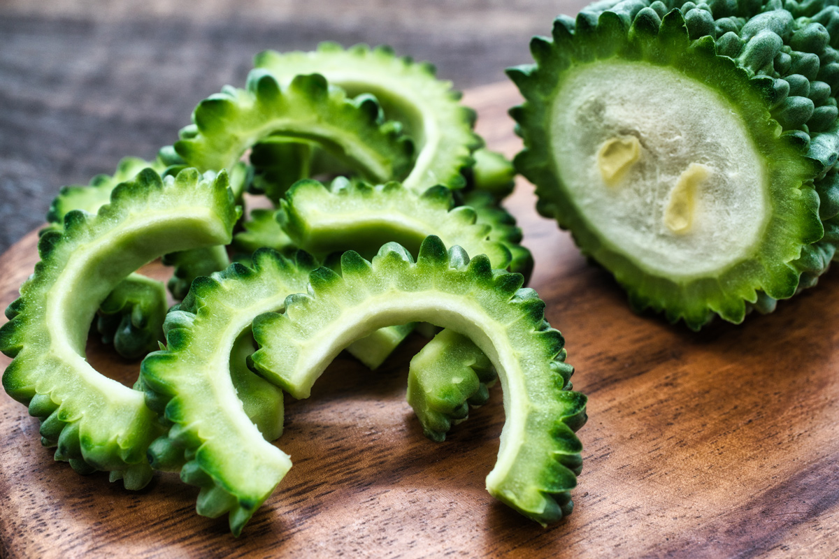 【獣医師監修】犬にゴーヤを与えても大丈夫？食べてもよい適量と注意点を解説